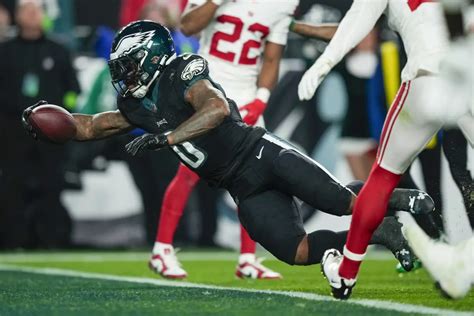 Eagles end 3-game skid, maintain control of NFC East title hopes with 33-25 win over Giants